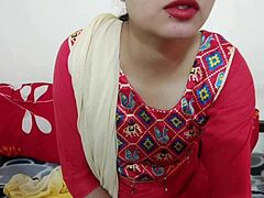 Saara, uma professora canadense, ensina seu aluno a satisfazer os desejos de uma garota em um vídeo de sexo indiano