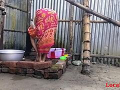 Amaterska žena v rdeči sariji postane poredna na spletni kameri