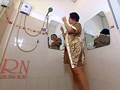 Striptease candido en el baño con una linda criada desnuda