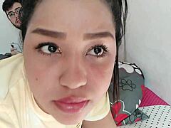 Morena de 18 anos da Colômbia dá uma punheta e um boquete em vídeo HD