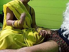 Grote borsten Indiase stiefdochter neukt met haar hete leraar in een echte rollenspel