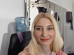 Para penggemar fetish wajah akan menyukai video porno di balik layar dari Blonde Silke