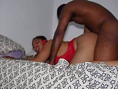 Zwarte stellen hebben hardcore seks met een creampie afwerking