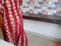 Istri India berpakaian merah mendapatkan hardcore fucking di webcam