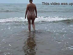 Skutočná domáca kráska nahá na pláži