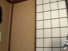 Japanilainen MILF Kuko Miwas suihinotto taitoja esillä maaseudulla