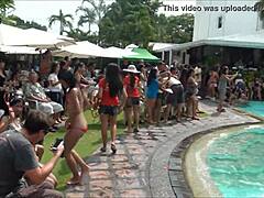 Filipijnse Aziatische toeriste krijgt een verrassingsbezoek in Orchids Hotel