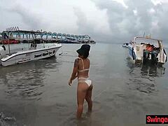 Novia tailandesa de gran culo muestra sus tetas en video casero