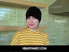 Arabska najstnica Angeline Red postane poredna s svojim fantom v tem videu POV