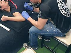 Немецкий татуировщик Xerecards дает интервью и платит за татуировку