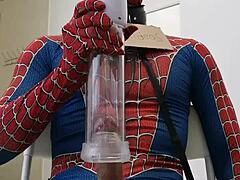 Spidermanův monstrózní penis: Sání a výstřik