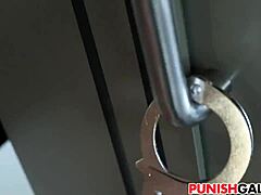 BDSM Bestrafung und Deepthroat in einer Garage