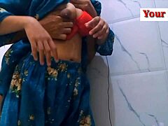 Η Ινδή bhabhi παίρνει το μουνί της γαμημένο από τον ανιψιό της σε ένα σπιτικό βίντεο