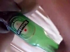 Тийнейджърка любителка ми изпраща домашно видео, на което се чука с бутилка