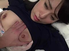 Amatérska japonská dievčina s veľkými prirodzenými prsiami a zadkom si užíva sex v aute