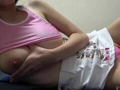 Hikari Senas avec ses gros seins et ses culottes en string sur webcam