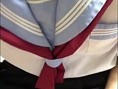 Azijski crossdresser v šolski uniformi dobi analni seks