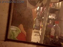 Домашно видео на извита леля, която се облича след душ
