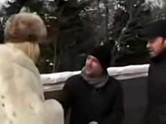 Lumoava blondi prostituoitu antaa suihinotto kaksi ranskan miehet