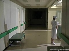 Enfermera morena en lencería fetichista se masturba con juguetes