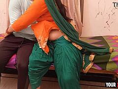 Ένας Ινδός διδάσκει σε έναν νεαρό άνδρα πώς να γαμήσει μια μιλφ με μεγάλα βυζιά