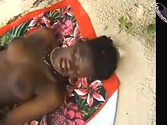Bu vintage videoda, siyah güzellik plajda anal seks alıyor