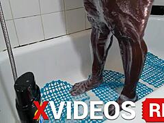Ebony milf menikmati fetish kaki di kamar mandi