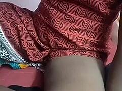 Istri Tamil yang panas menunggangi dan berbagi kontol dalam video buatan sendiri