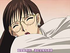 Profesorul animat Saya experimentează o plăcere intensă cu orgasmul în cascadă, în timp ce fizicul ei curvă este îmbunătățit de un medic de sex feminin pe nume Yui