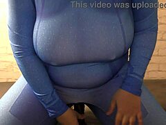 Uma esposa curvilínea em uma roupa cosplay reveladora se entrega ao auto-prazer com um grande dildo