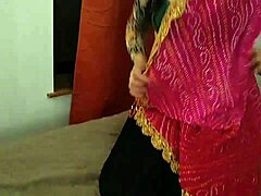 Amatööri Intialainen vaimo Neha viettelee kanssa kotitekoinen video ja kurkku vittu