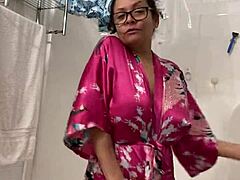 Anna, en moden latina, driller i en badekåbe, før hun afslører mere
