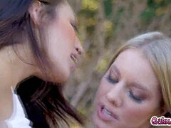 Dua gadis kolej, Candice Dare dan Bella Rolland, terdampar di hutan dan menikmati keintiman lesbian