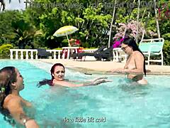 Latinské kamarádky mě svádějí slastí u bazénu, což vede k horké trojici