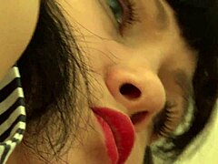 Brunette ryger og deepthroater et stykke legetøj, før hun bliver analt i en hjemmelavet amatørvideo