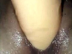 MILF de pele macia se satisfaz com um dildo e atinge o orgasmo feminino para o namorado