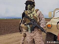 Военен мъж се наслаждава на оралните умения на тийнейджър и свършването на задника в пустинята