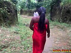 Belleza africana seducida por su reverendo para un encuentro apasionado en el bosque