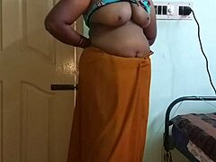 Desi Hausfrau zeigt ihre großen Titten und rasierte Muschi in einer erregenden Solo-Session