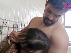 Desi babe wordt geneukt in de badkamer met Indiase geluiden