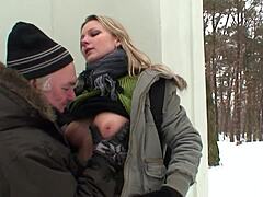 Νεαρή ξανθιά έχει οργασμό σε χιονισμένο έδαφος κατά τη διάρκεια στενής συνάντησης με τον πατριό της