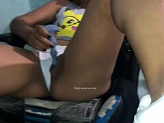 Une fille en chemise Pikachu utilise un vibromasseur pour humidifier son vagin