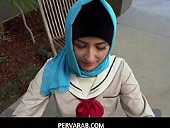 Arabska dziewczyna w hidżabie uczy się, jak zadowolić męski penis