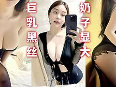 Ázijský amatér s veľkými prirodzenými prsiami sa zlobí v domácom videu