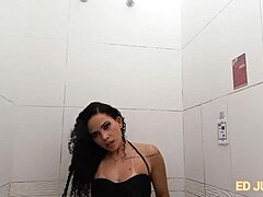 Brasiliansk hottie får sin anale trang tilfredsstilt i badstuen