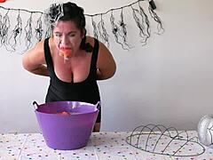 Brunette MILF får ansiktsbehandling på Halloween-fest