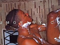 Pasangan yang suka pancutan bersiap dengan mandi dan mencukur sebelum terlibat dalam aksi batang hitam besar pasangannya