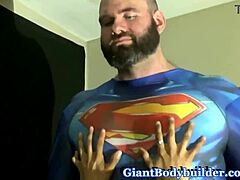 Vysoký a svalnatý kulturista s hnedou pokožkou v bisexuálnom gay videu