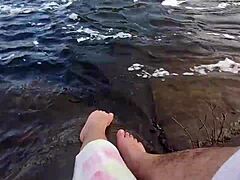 미카의 크고 털이 많은 발이 물속에서 맨발로 놀아요
