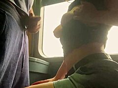 Gadis Eropa di sebelahnya menikmati masturbasi berisiko di kereta